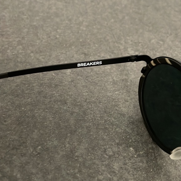 Preloved Breakers outrun the sun lightweight sunglasses - Picture 3 of 5
